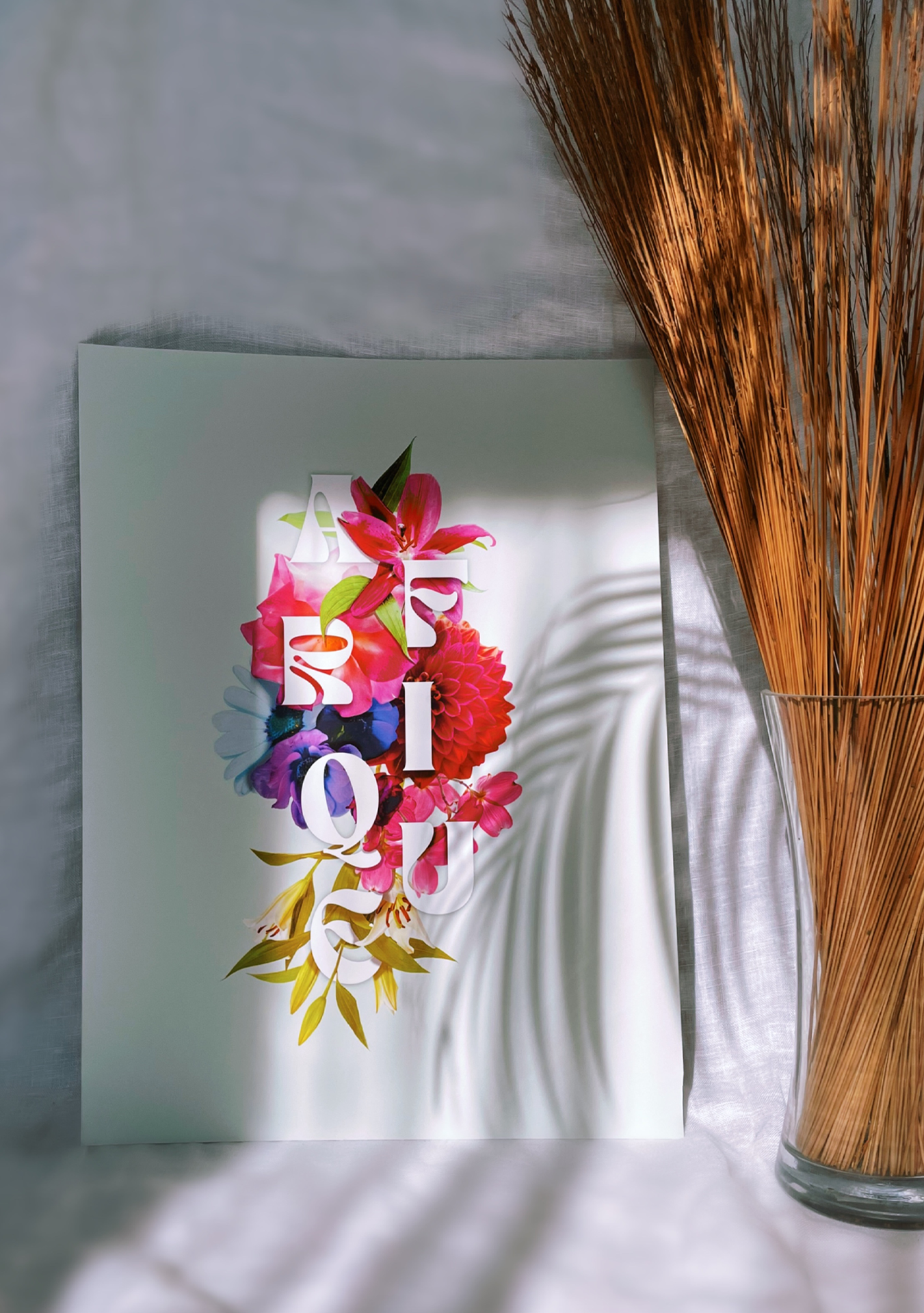 Une affiche aux formats 30 par 40 cm. Des couleurs vibrantes, des fleurs colorés qui met en avant le mot Afrique.