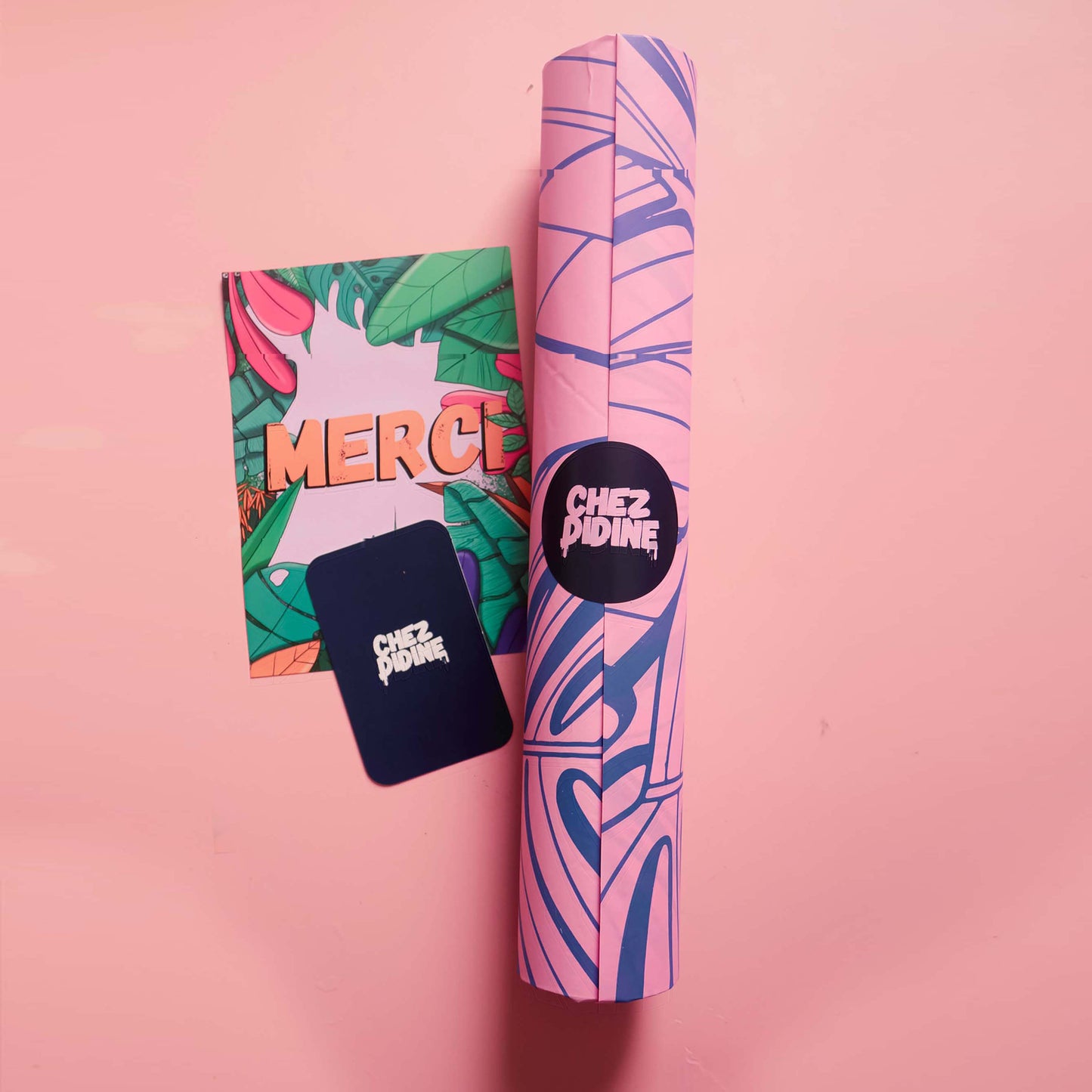 Affiche emballée dans un papier de soie, avec des goodies pour vous remerciez de votre achat. Les paiements sont sécurés et la livraison rapide.