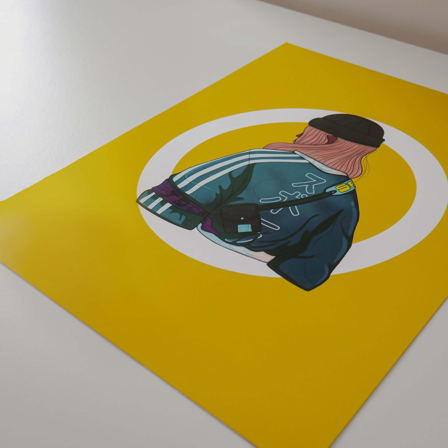 L'impression est réalisé en France à Amiens au studio Chez didine. Une impression de qualité qui fait ressortir les couleurs grâce à son papier semi mat.