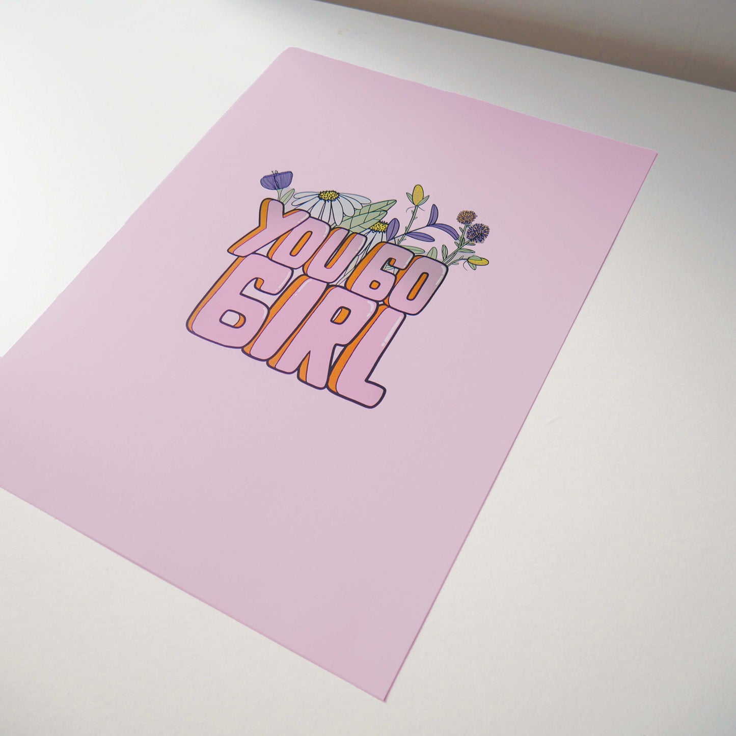 L'impression est réalisé en France à Amiens au studio Chez didine. Une impression de qualité qui fait ressortir les couleurs grâce à son papier semi mat.