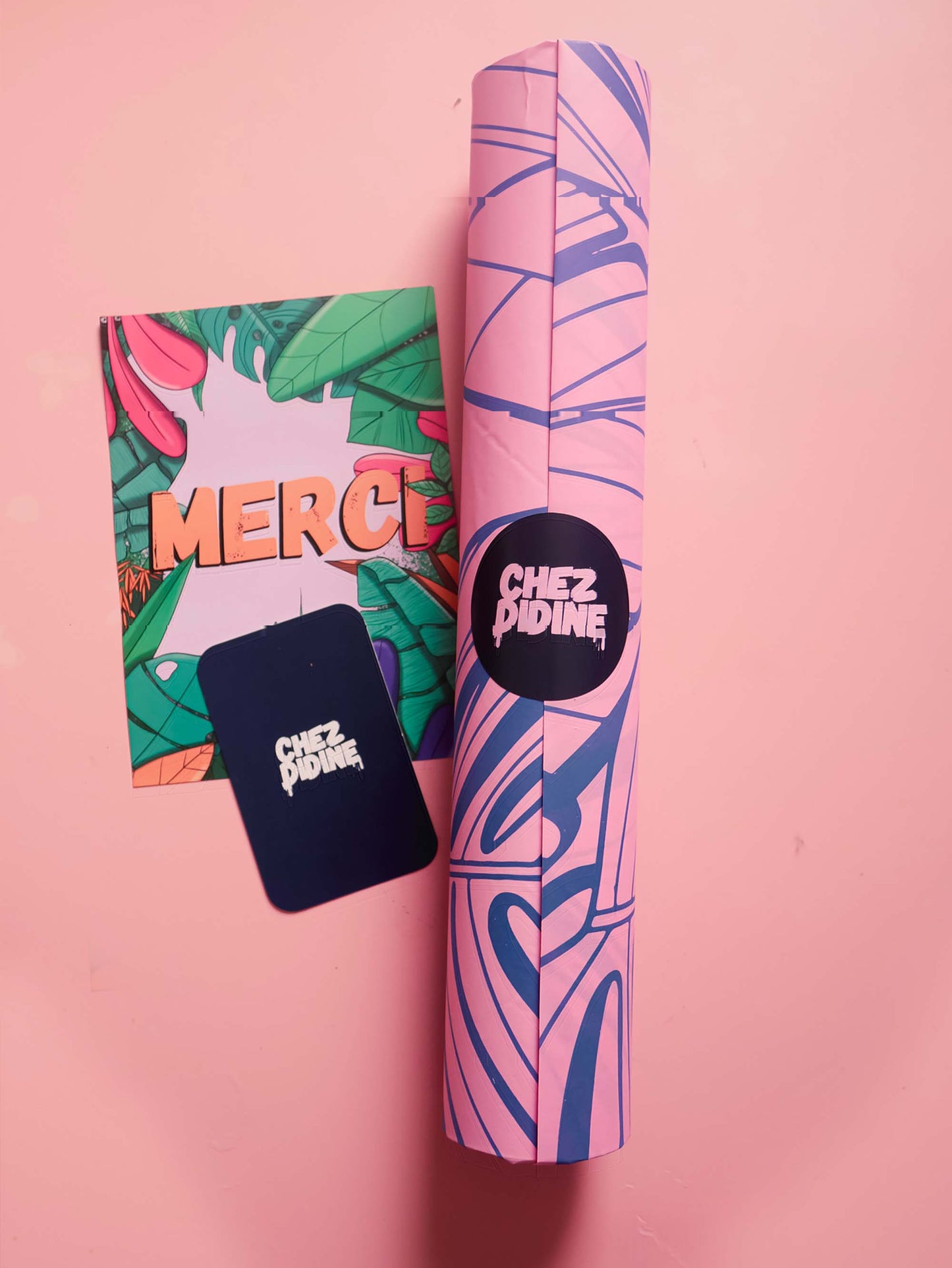 Affiche emballée dans un papier de soie, avec des goodies pour vous remercier de votre achat. Les paiements sont sécurisés et la livraison rapide.
