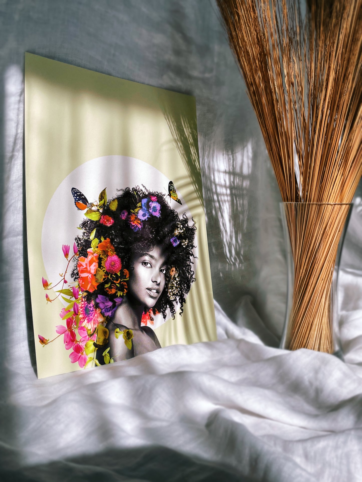 L'impression est réalisé en France à Amiens au studio Chez didine. Une impression de qualité qui fait ressortir les couleurs grâce à son papier semi mat.