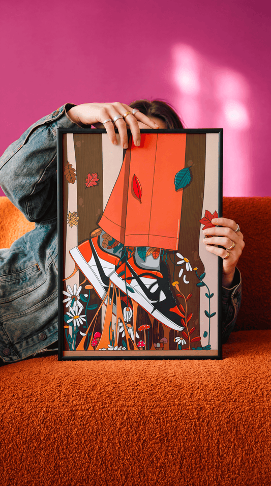 Affiche Air d'automne encadrée bois clair, accrochée au-dessus d'un lit dans une chambre lumineuse