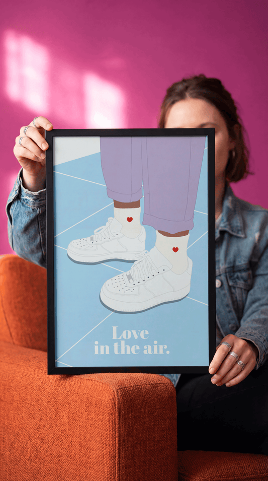 Affiche Love in the air 30x40 cm, sneakers blanches à cœur rouge tenue dans son cadre - Chez Didine