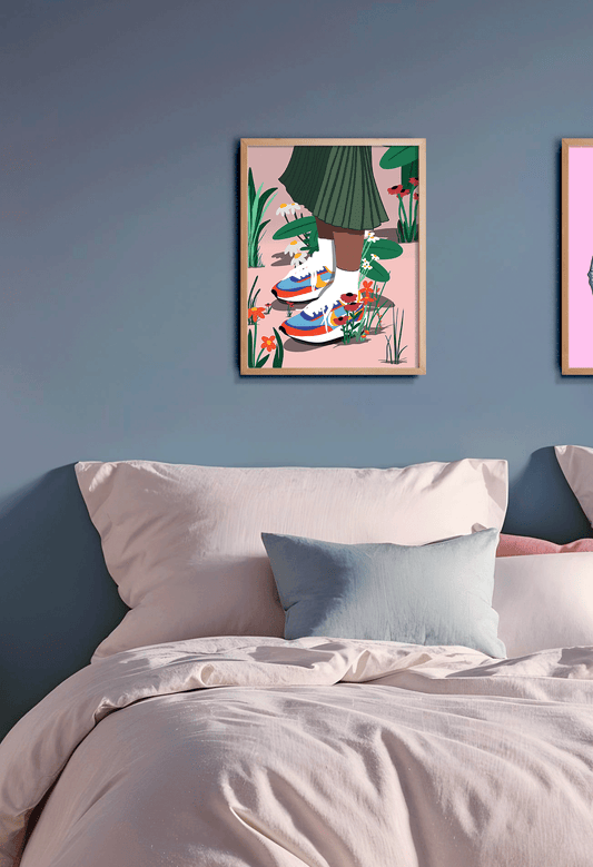 Affiche Floral Footprints encadrée bois clair, accrochée au-dessus d'un lit dans une chambre bleu ardoise