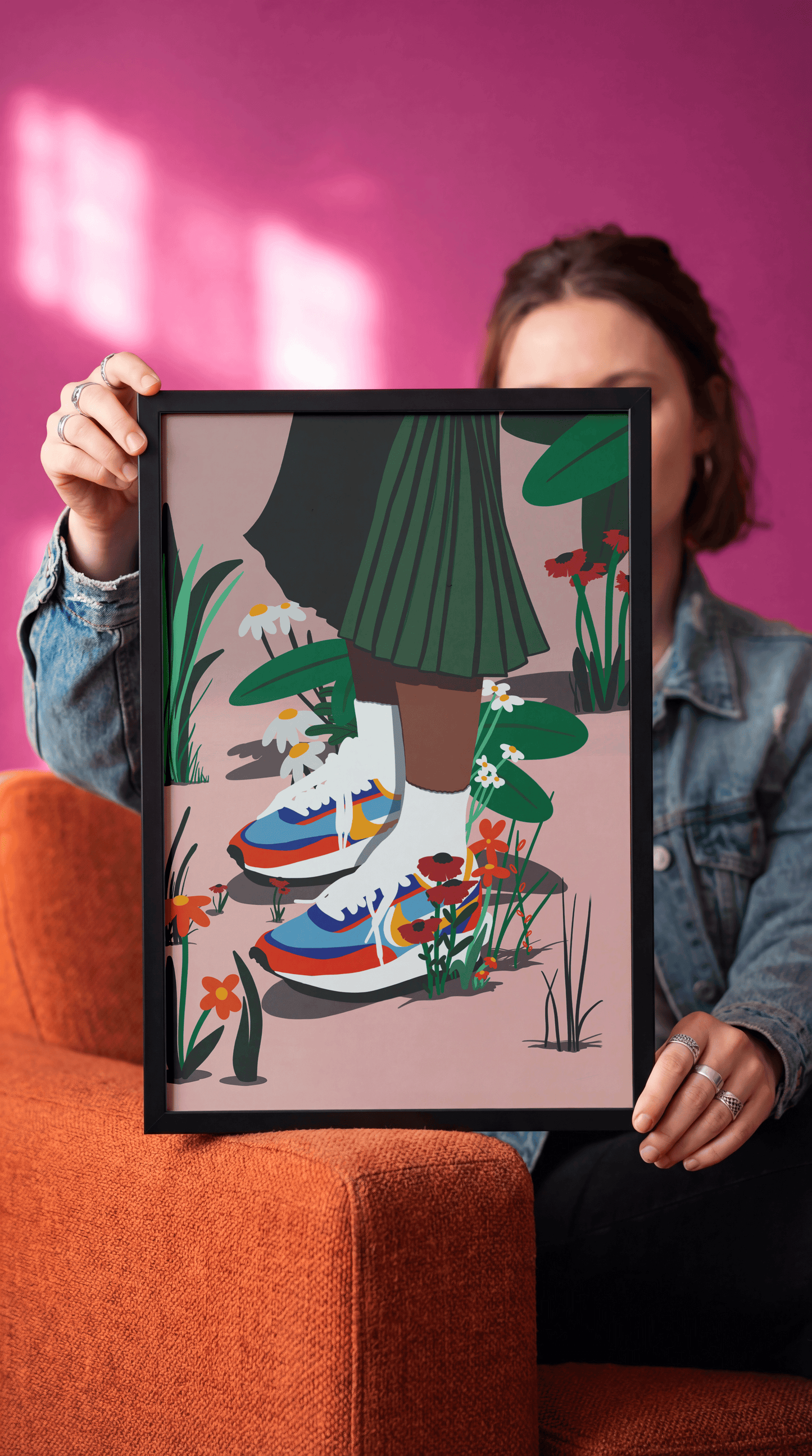 Affiche Floral Footprints tenue dans son cadre noir, fond rose fuchsia - illustration Chez Didine