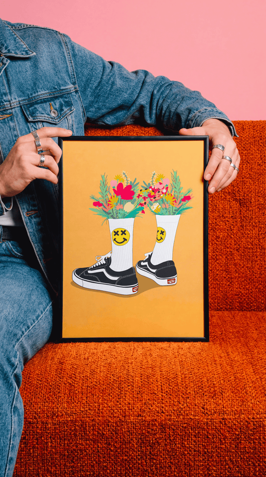 Affiche Sneakers en fleur tenue en main, bouquet de fleurs sortant de baskets illustrées, fond rose - Chez Didine