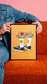 Affiche Sneakers en fleur tenue en main, bouquet de fleurs sortant de baskets illustrées, fond rose - Chez Didine