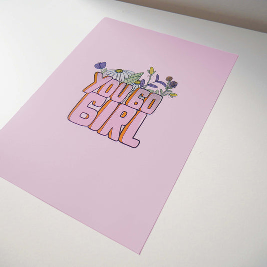 L'impression est réalisé en France à Amiens au studio Chez didine. Une impression de qualité qui fait ressortir les couleurs grâce à son papier semi mat.