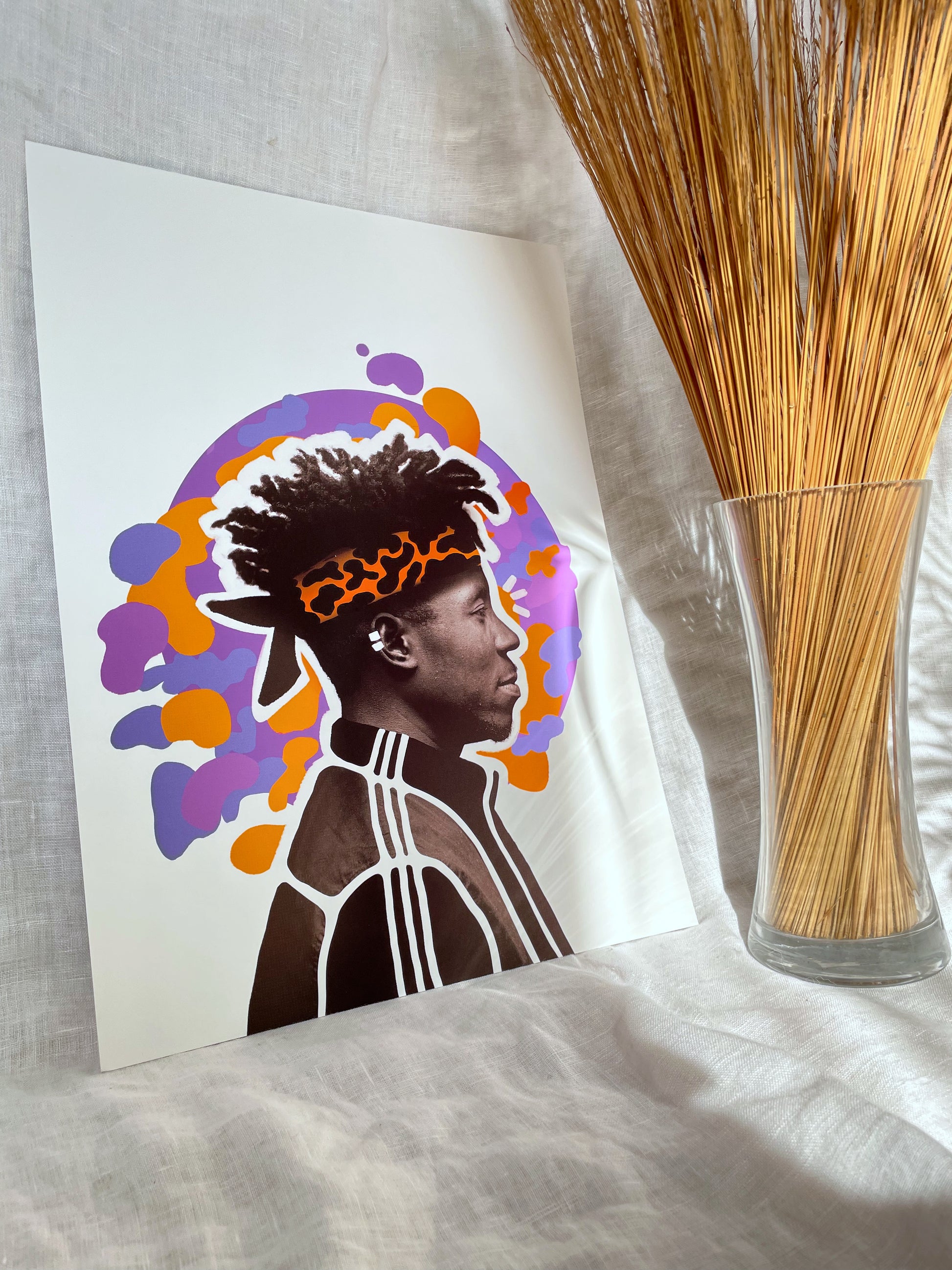 L'impression est réalisé en France à Amiens au studio Chez didine. Une impression de qualité qui fait ressortir les couleurs grâce à son papier semi mat.